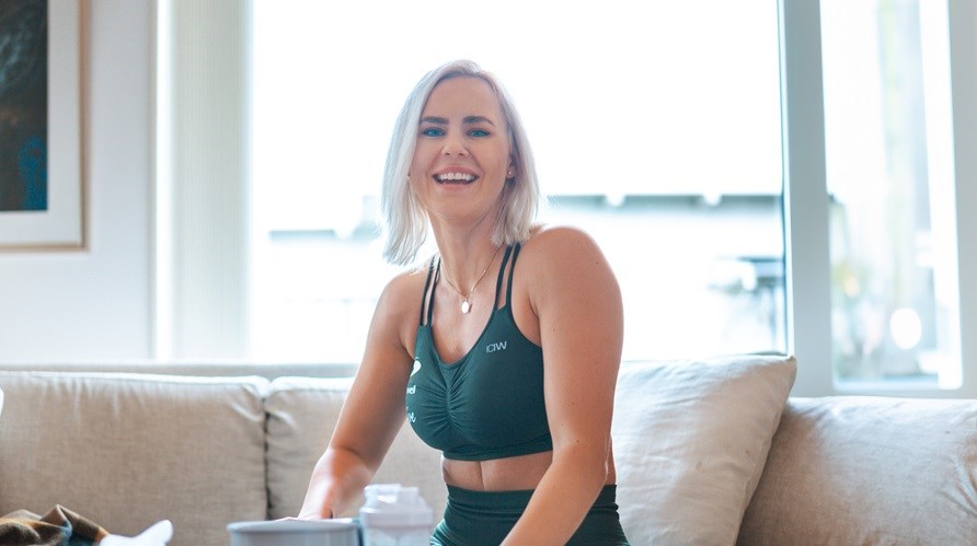 Bild p� Susanna Jungblom sittandes i en soffa.